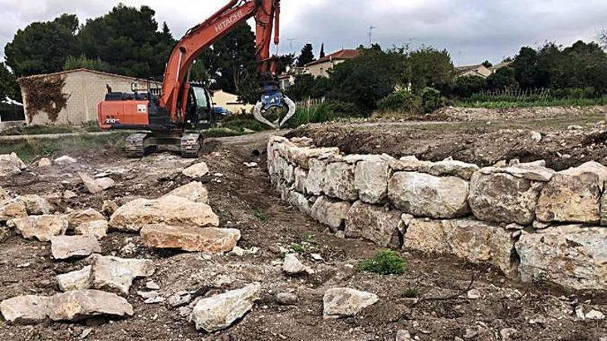 Una máquina coloca las piedras del cierre del parque. | SERVICIO ESPECIAL