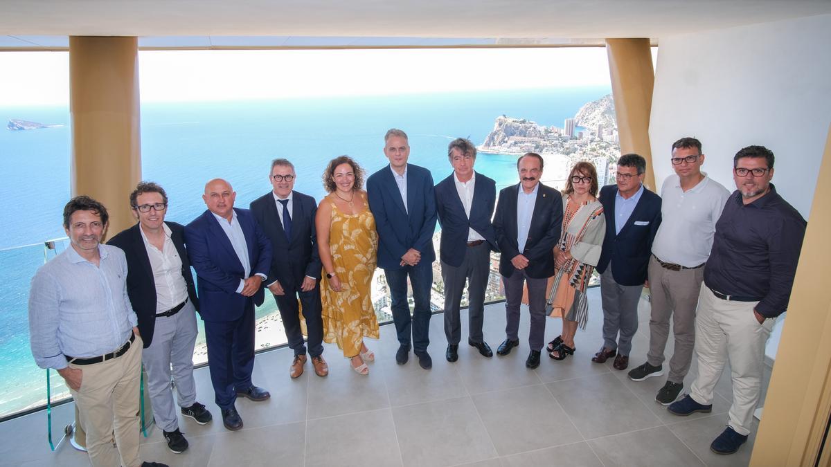 Ponentes, patrocinadores y organizadores posaron juntos en la terraza de la vivienda donde se celebró el foro, tras finalizar el encuentro.