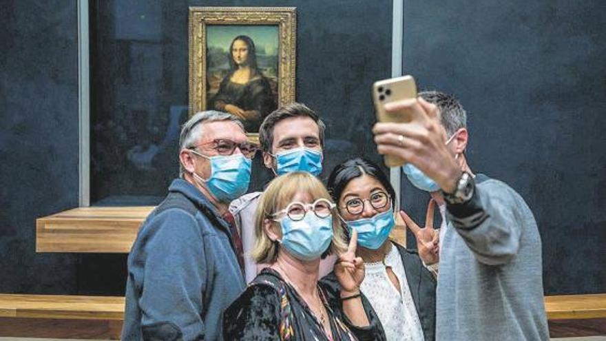 El Louvre reabre a medio gas