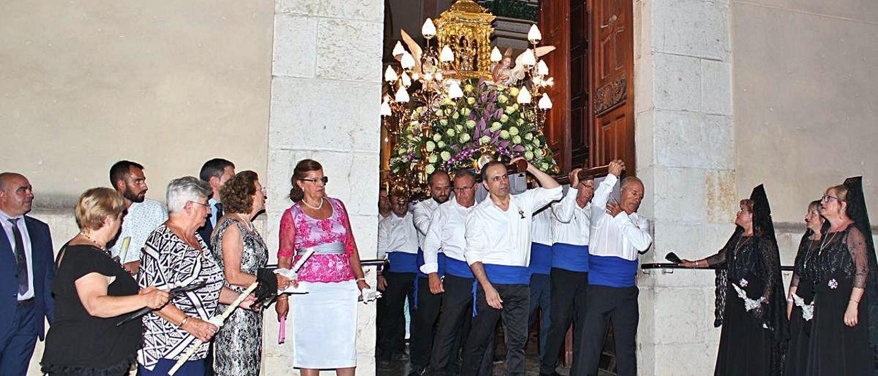 Procesión desde la puerta de casa