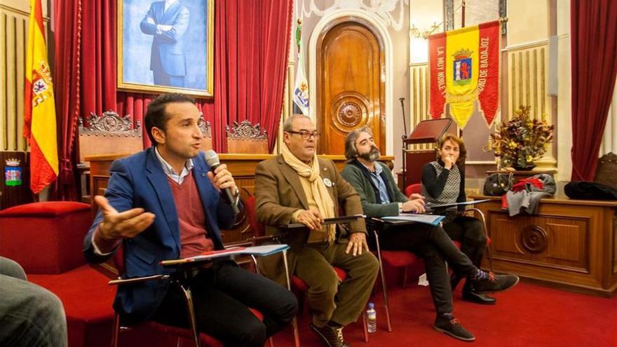 El Ayuntamiento Abierto de Badajoz llena de ciudadanos el salón de plenos