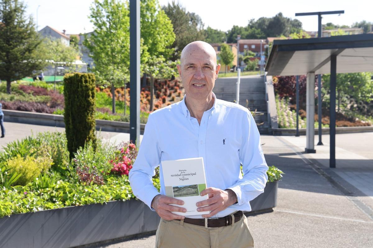 El doctor Fernando Domínguez Freire, con el libro «Historia de la sanidad municipal de Nigrán».