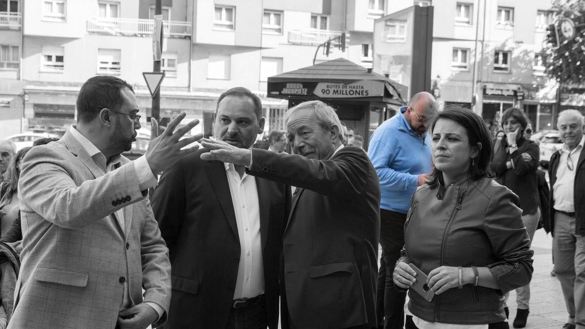 Koldo, al fondo, durante una visita de Ábalos como ministro a Asturias.