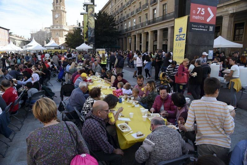 Miles de personas comen en la plaza del Pilar alimentos que iban a desecharse