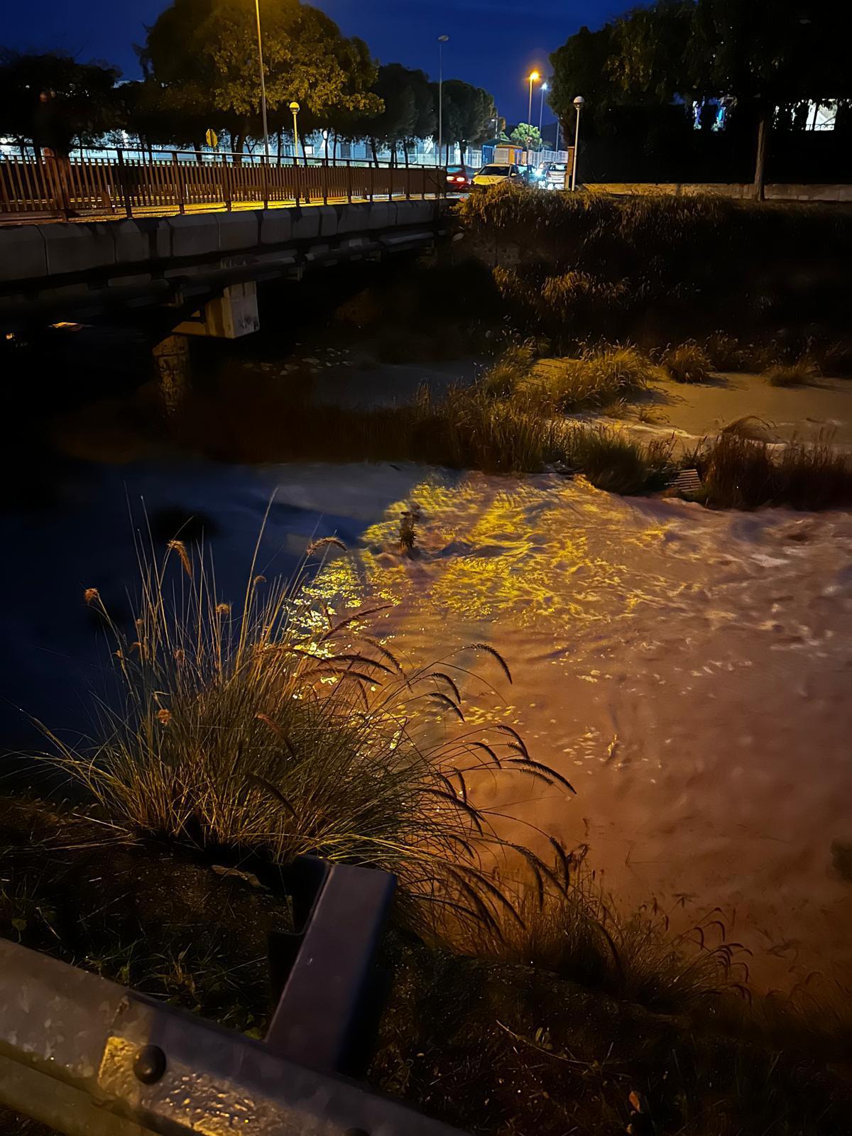 Mutxamel advierte del peligro de circular por algunas calles ante la crecida del Barranco del Juncaret