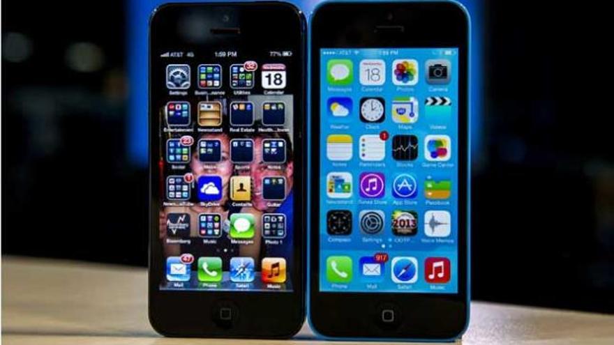 Un iPhone 5 con iOS 6 (i) y un iPhone 5C con iOS 7 (d).