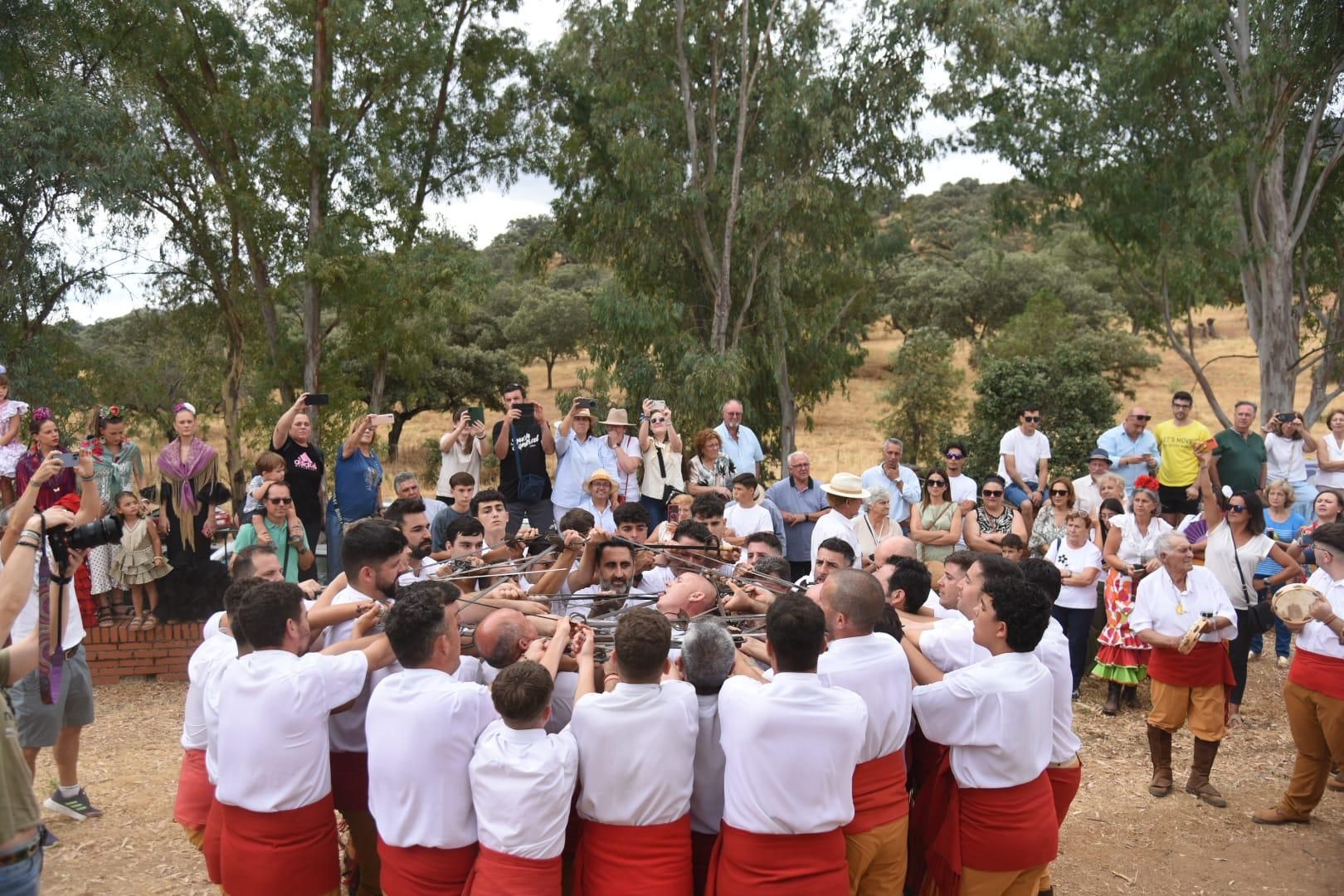 Obejo celebra su tradicional Danza de las Espadas en honor de San Benito