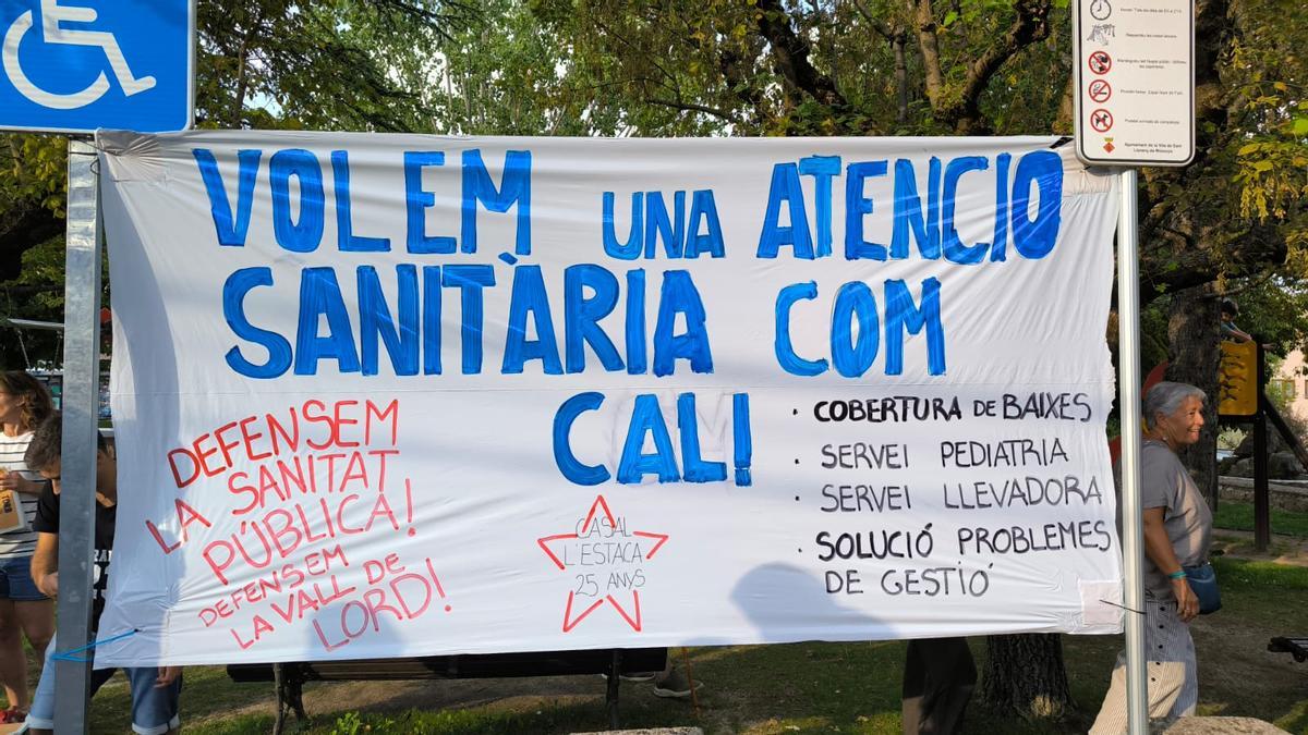Una de les pancartes que van reclamar la millora del servei