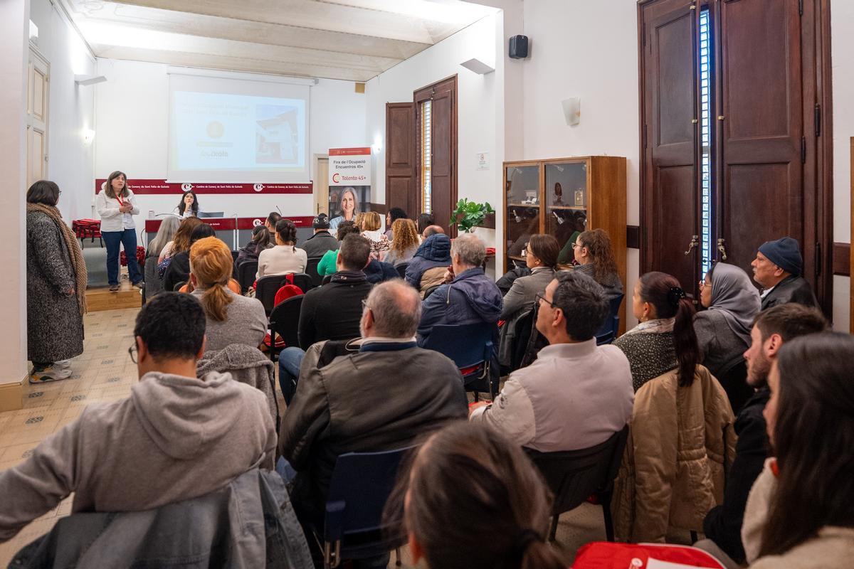 Participants en la fira d'ocupació de la Cambra de Comerç de Sant Feliu de Guíxols.