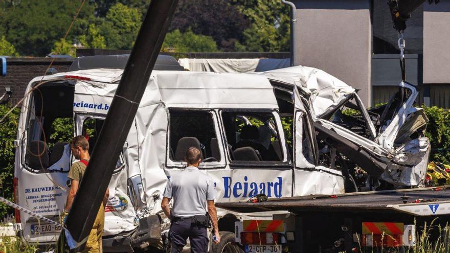 Almenys quatre morts al xocar un bus escolar i un tren a Bèlgica