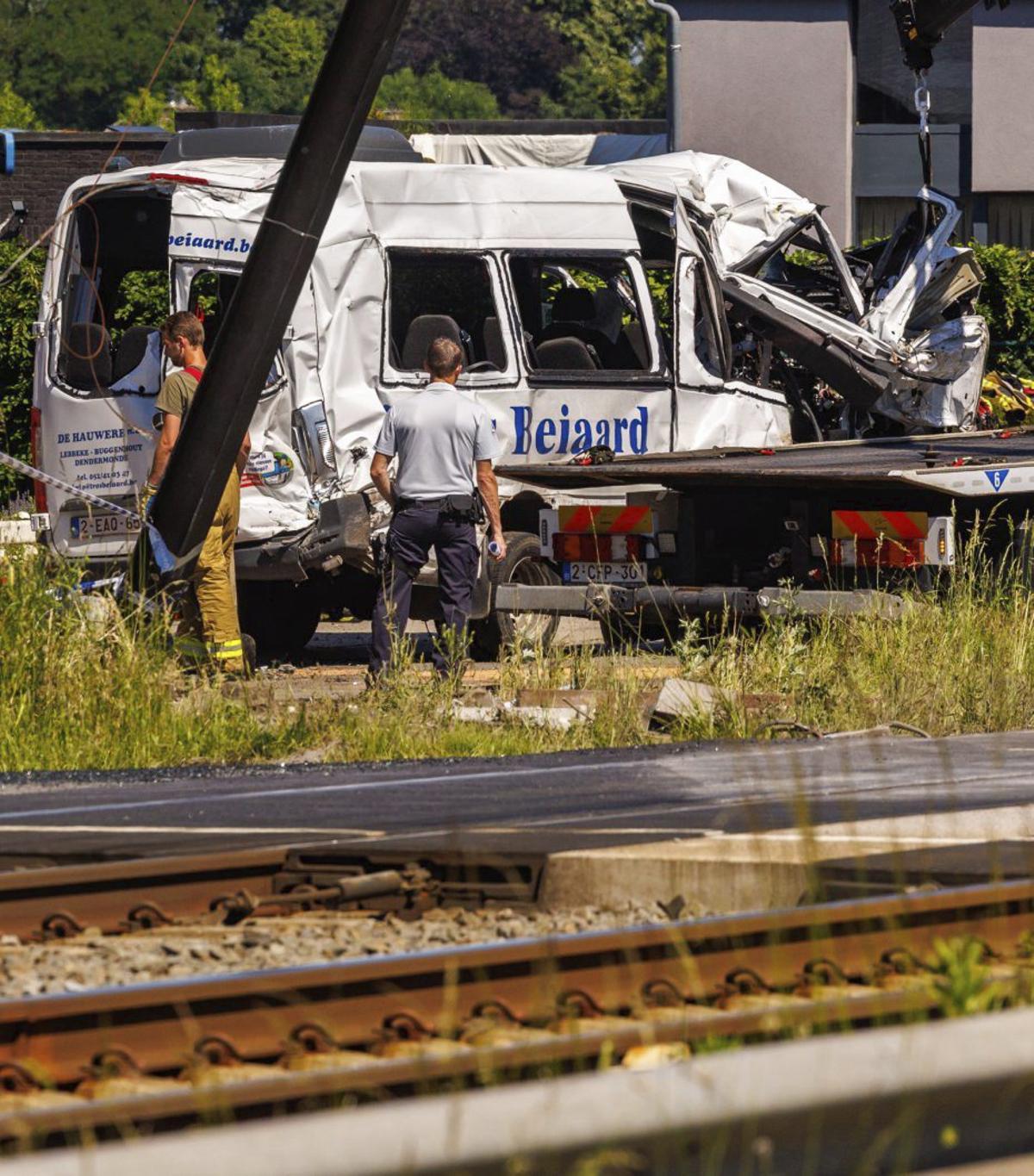 Almenys quatre morts al xocar un bus escolar i un tren a Bèlgica