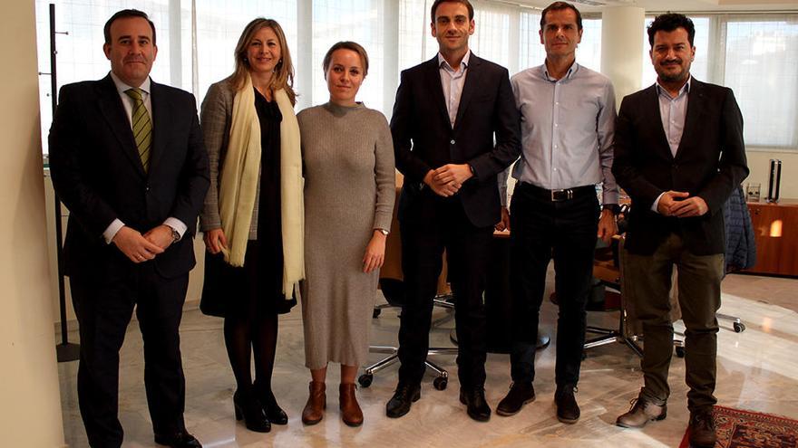 De izquierda a derecha: Sergio Gutiérrez, director comercial de la Territorial de Bankia en Murcia; Olga García, directora corporativa de la Territorial de Bankia en Murcia; Sylvia López, directora de Proyectos de la Cátedra RSC de la Universidad de Murcia; Juan José Almela, director general de Informática, Patrimonio y Telecomunicaciones; José Manuel Ruiz, jefe de Gabinete de Dirección del Instituto de Fomento de la Región de Murcia (INFO); y Jaime Albarracín, director comercial adjunto de LA OPINIÓN.