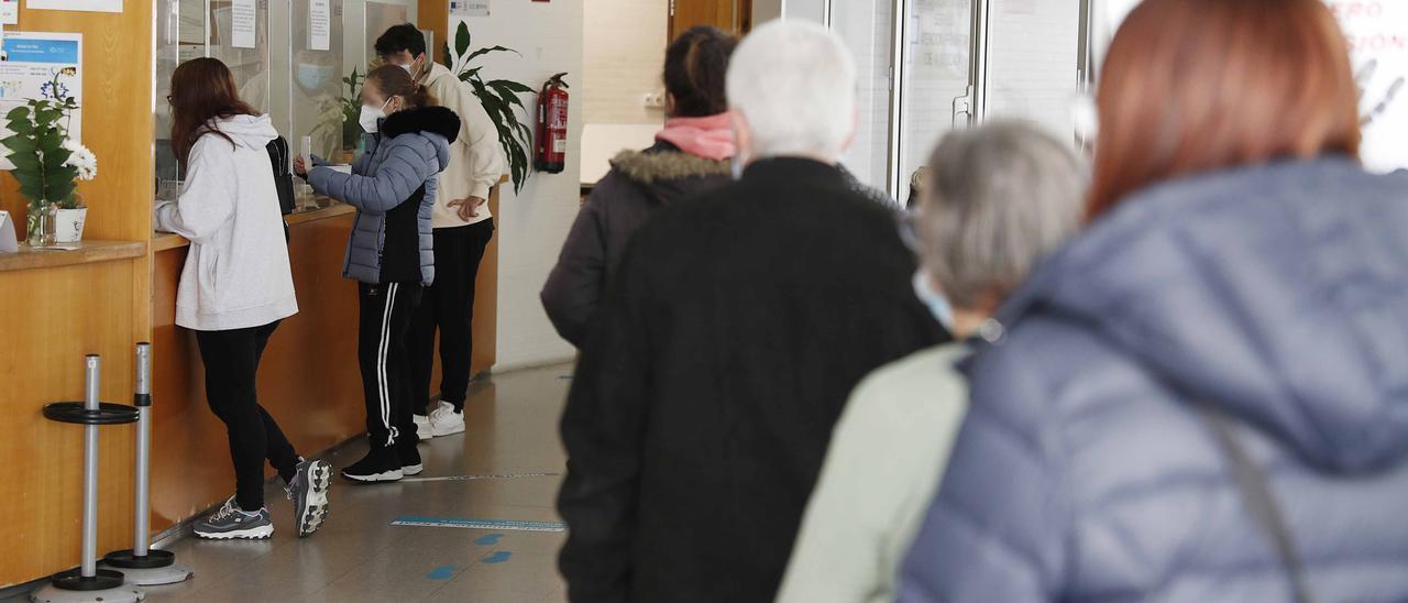 Pacientes haciendo cola en la entrada del centro de salud de La Doblada.