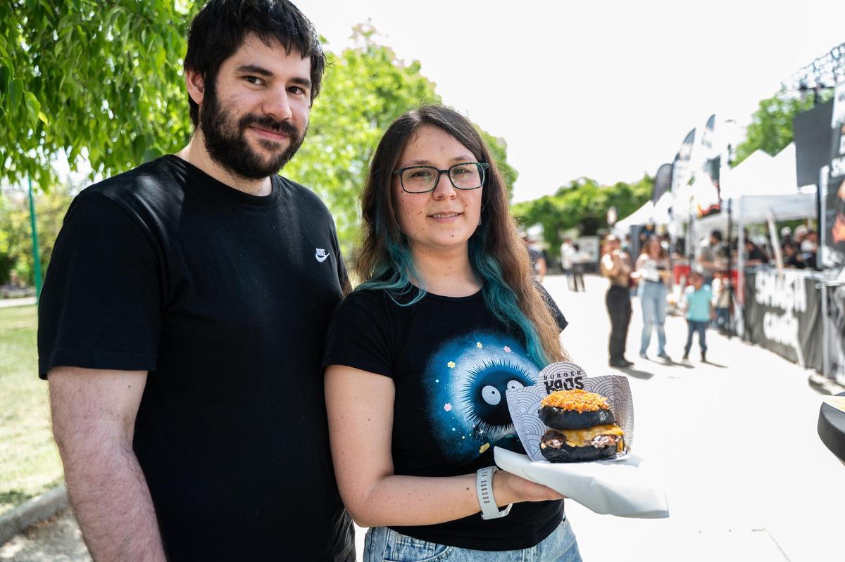 Galería | Así fue el evento de hamburguesas y tartas de queso en el parque Padre Pacífico de Cáceres
