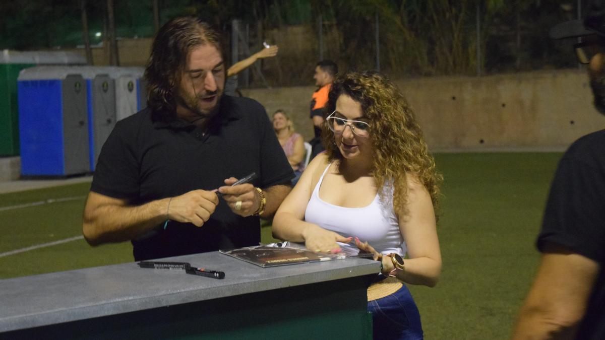 El coruñés firmó discos, camisetas y libros a sus fans tras el concierto, ya de madrugada.