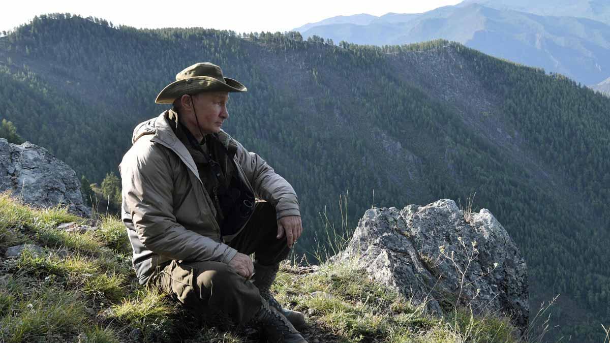 Putin pasa el fin de semana en la montaña haciendo senderismo.
