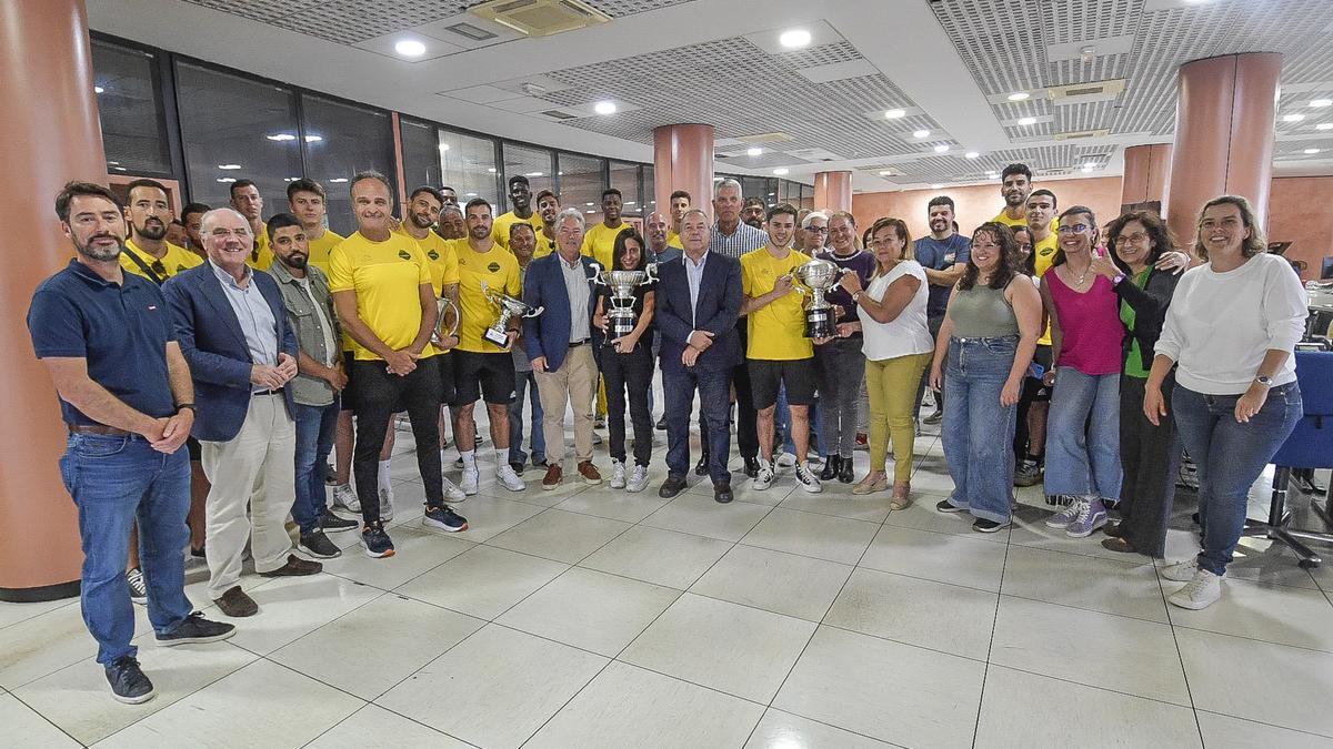 El Guaguas visita LA PROVINCIA tras conquistar el trofeo de campeones de la Superliga Masculina de Voleibol.