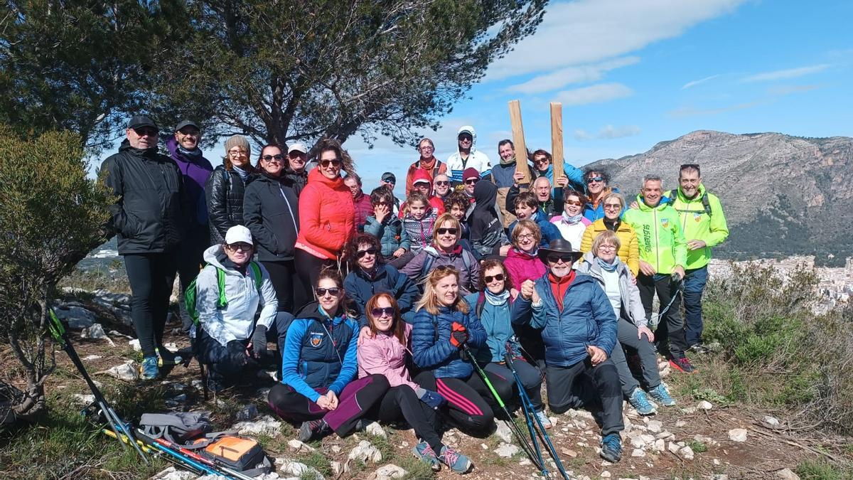 Participantes en la marcha senderista al Mirador de la Cadira