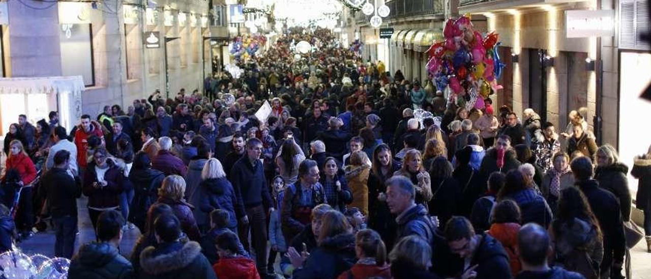 El tumulto se apropia de las calles del centro  |  Las luces navideñas y las rebajas prolongadas del Black Friday atrajeron ayer a una multitud de personas a las calles del centro. Entre los miles de visitantes que llegaron a Vigo, se encontraba un grupo de 300 personas procedentes de Ferrol y A Coruña, cuyo cometido fue disfrutar de los diez millones de leds que engalanan cada rincón de la ciudad. Los visitantes recorrieron los puntos clave de la Navidad olívica, como la bola de Urzáiz, el árbol gigante de Porta do Sol, la caja de regalo de Gran Vía, el mercadillo de la Alameda o la noria de más de 50 metros.