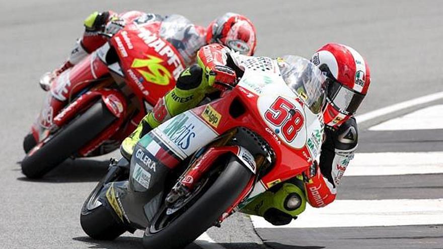 Simoncelli tras superar a Álvaro Bautista, ayer, en Donington Park.