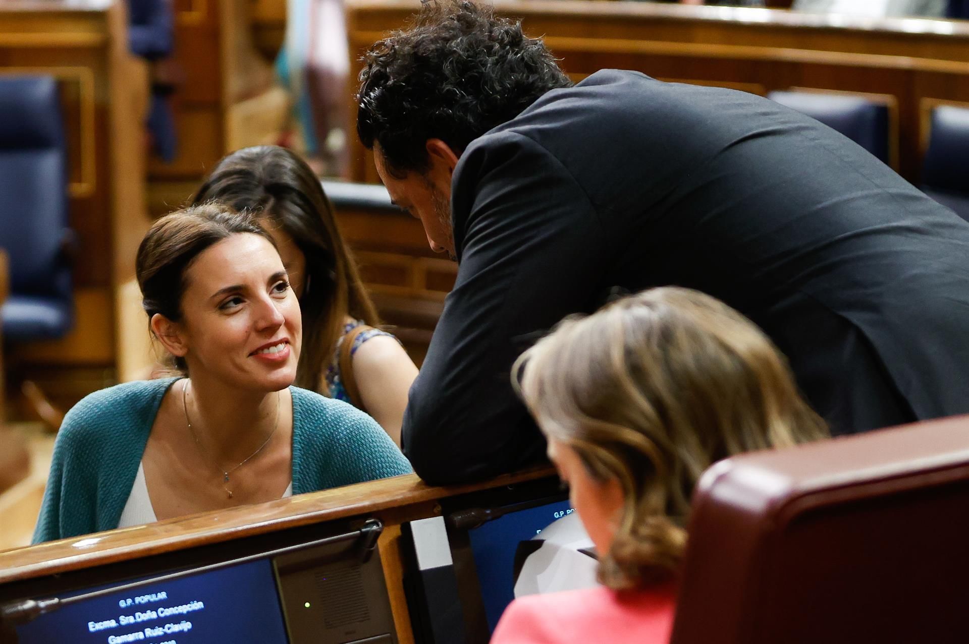 La ministra de Igualdad, Irene Montero, conversa con el diputado del PP Guillermo Mariscal durante un pleno del Congreso de los Diputados.