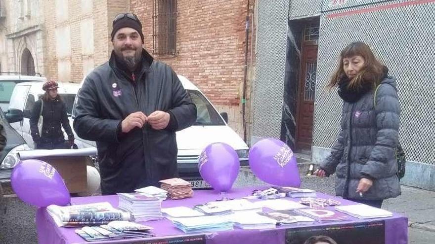 Miembros de Podemos Toro, en una campaña informativa.