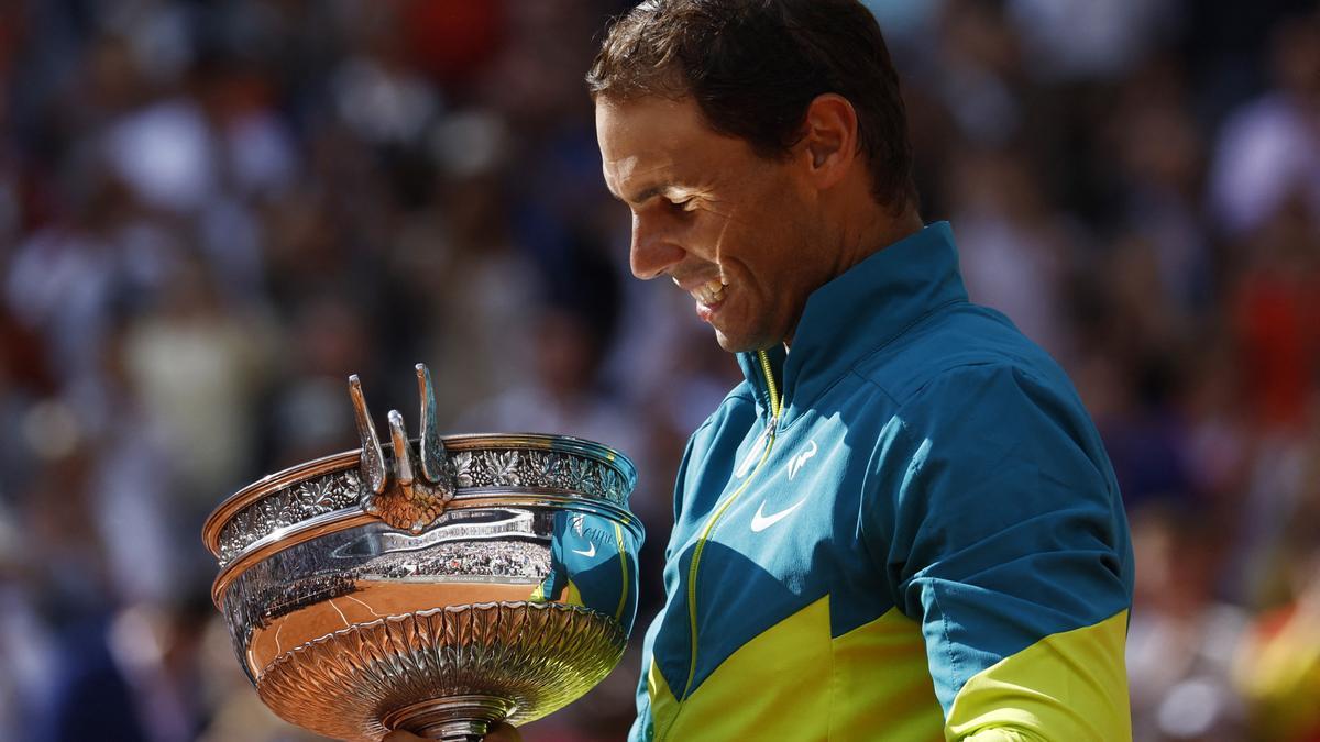 Nadal sostiene una vez más la Copa de los Mosqueteros.