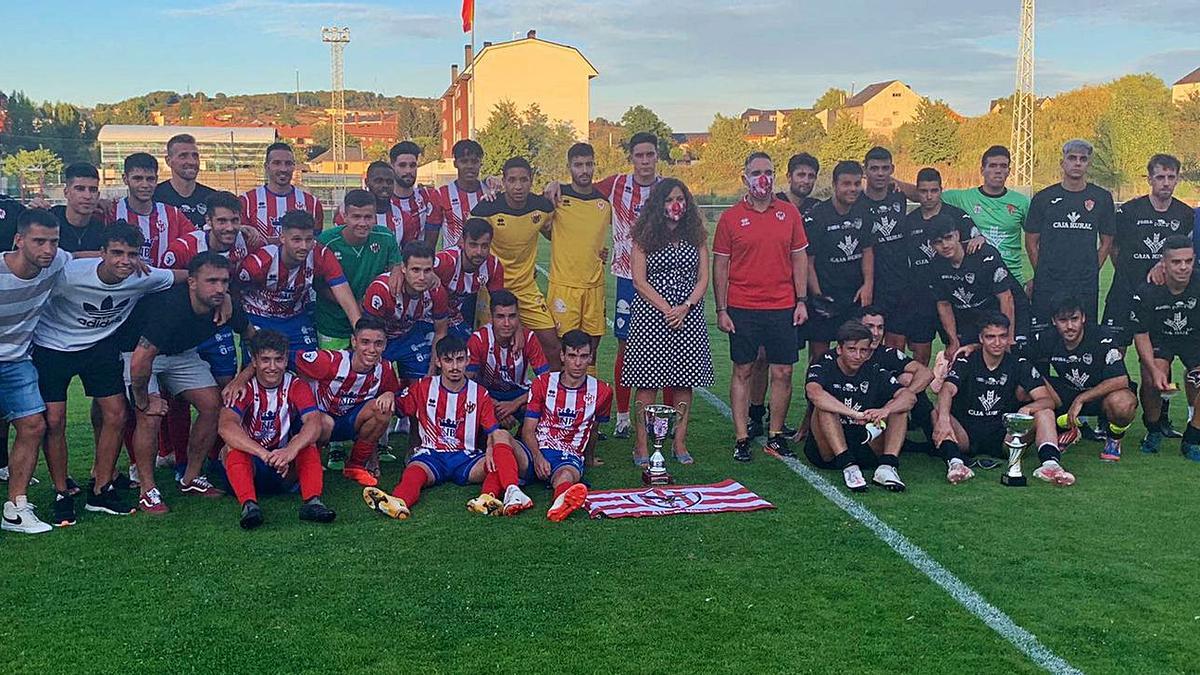 Foto de familia de los dos equipos. | Atlético Bembibre