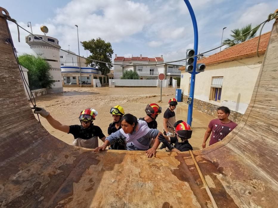 Efectivos de bomberos y de la Unidad Militar de Emergencias rescatan a vecinos en Los Alcázares