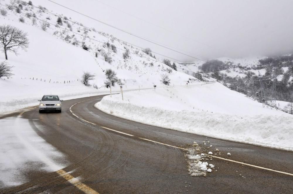 Temporal de nieve, este martes, en el puerto de Pajares