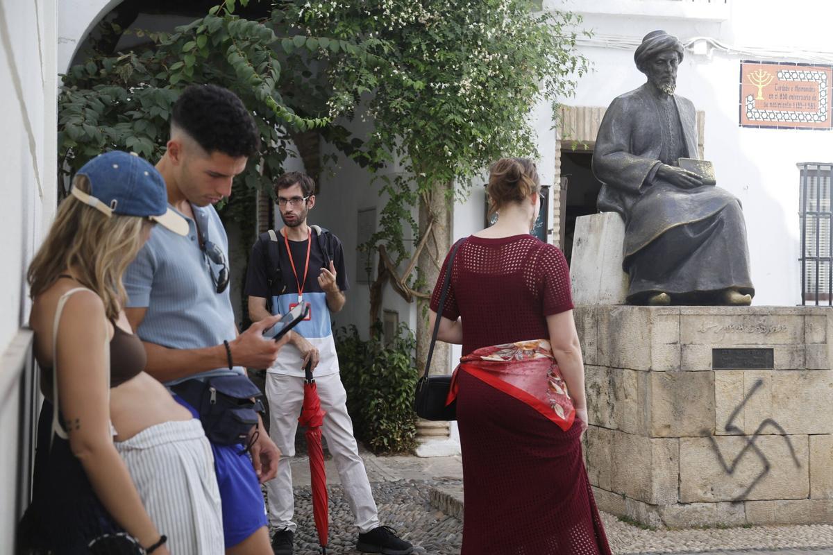La estatua de Maimónides, que ha sido vandalizada con la pintada de una cruz nazi, es uno de los monumentos más emblemáticos y con más paso de visitantes de la Juería de Córdoba.