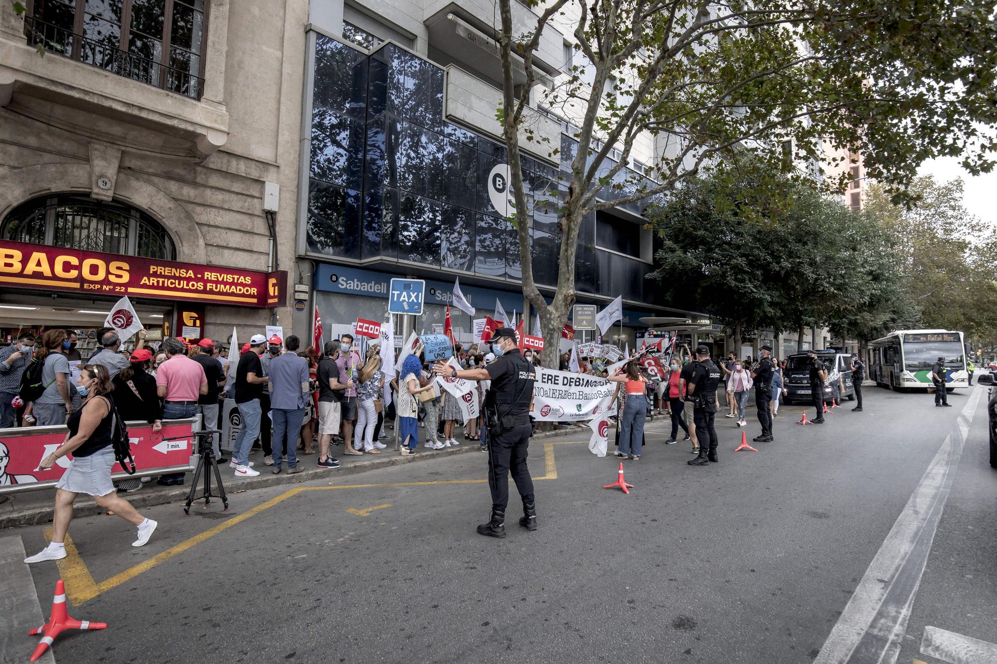 Protesta contra los ERE del Banco Sabadell en Palma