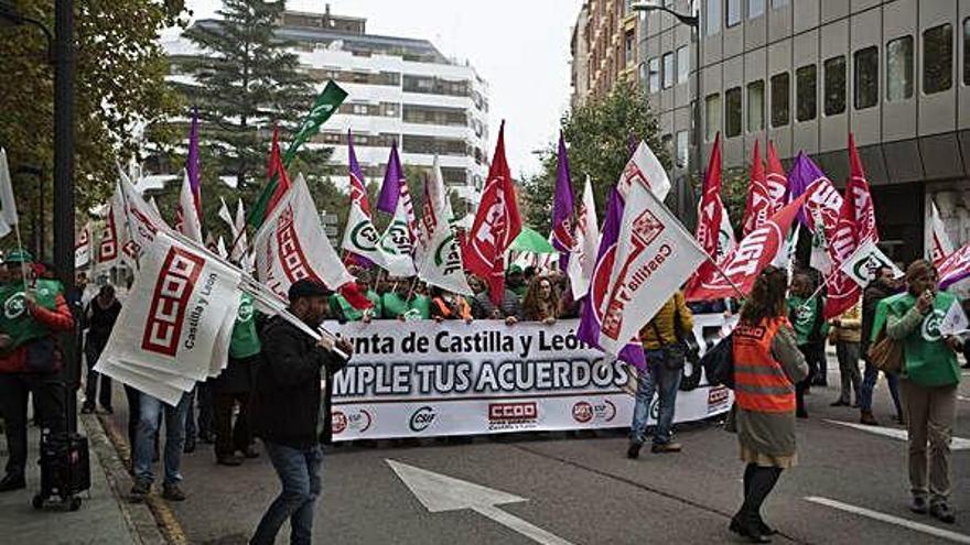 Los empleados públicos zamoranos se concentran junto a la delegación de la Junta en la capital.