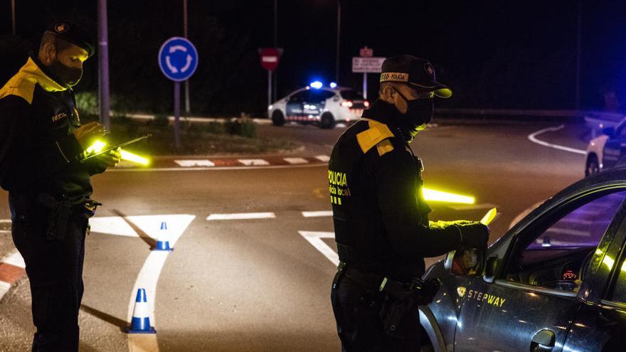 Un control policial durant la nit durant el toc de queda