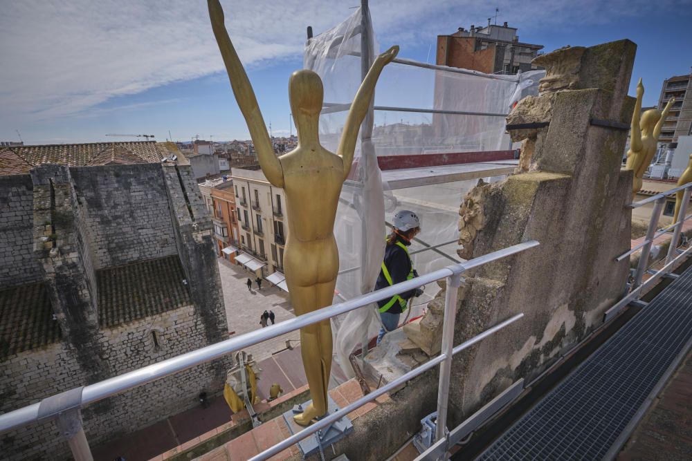 Restauració de l''escut de la façana del Teatre-Mus