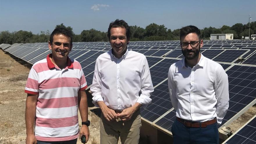 El empresario Miquel Galmés, el conseller Marc Pons y el director General Joan Groizard.