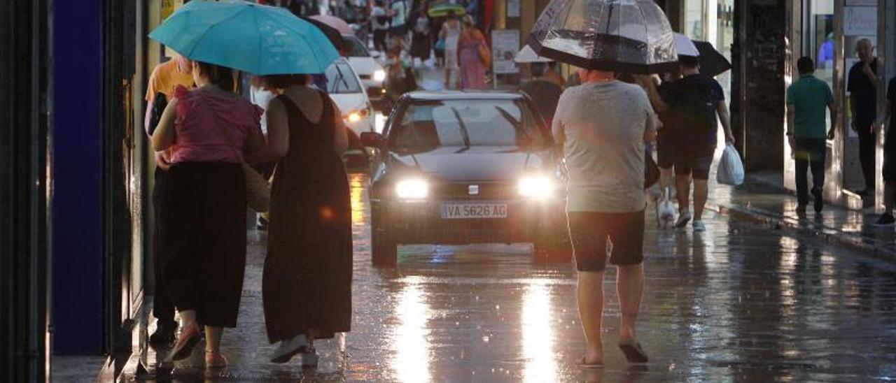 Con las lluvias que trajo la tormenta ayer volvieron a salir los paraguas.