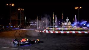 El piloto mexicano de Fórmula 1 Checo Pérez, durante el Red Bull Showrun que tuvo lugar en Madrid.