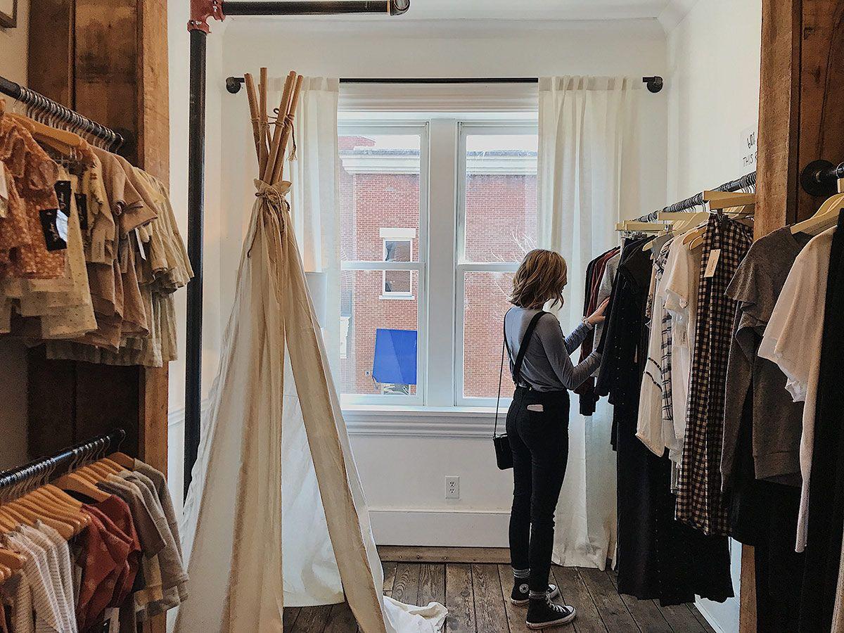Chica revisando un vestidor de ropa