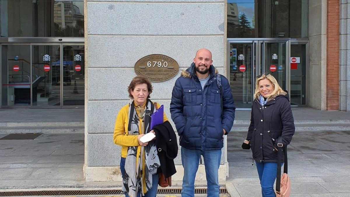 María Sierra Luque, Rubén López y Magdalena Luque, ante el Ministerio de Fomento.