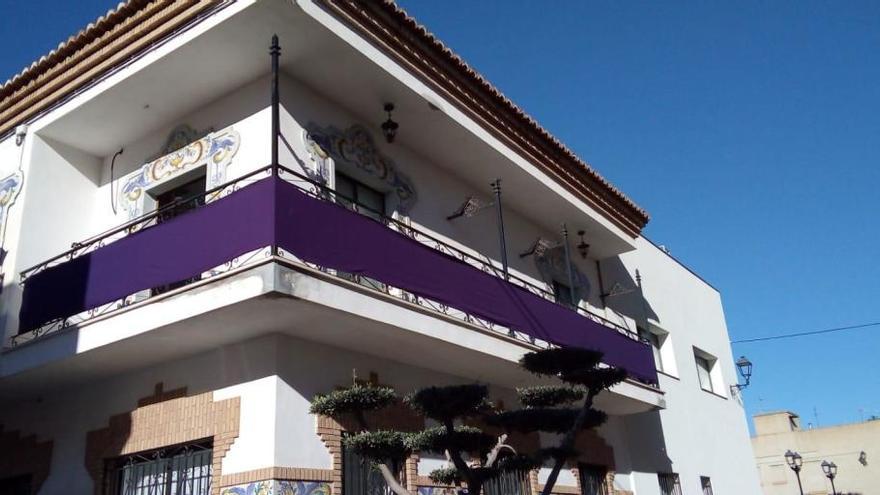 Ayuntamiento de Faura, adornado ocn la bandera violeta