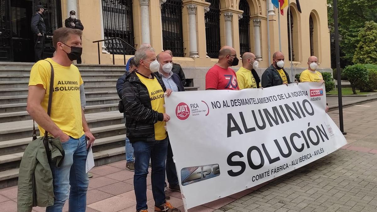 Trabajadores de Alu Iberica ante la presidencia del Principado, hoy