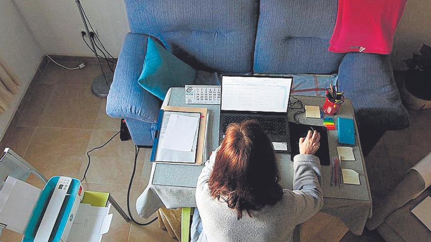 Una mujer teletrabaja desde su casa.