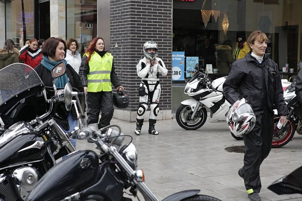 "Motocomadres". Un grupo de moteras celebra las Comadres en una ruta de moto