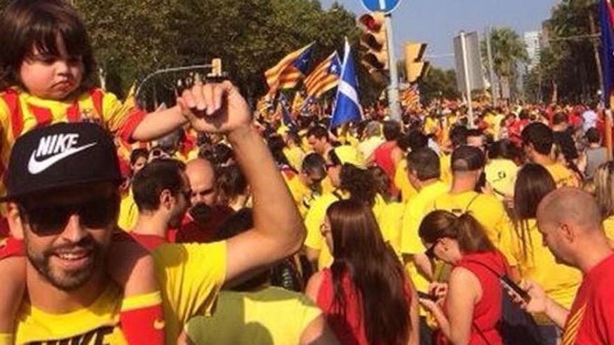 Piqué en una manifestación junto a uno de sus hijos.