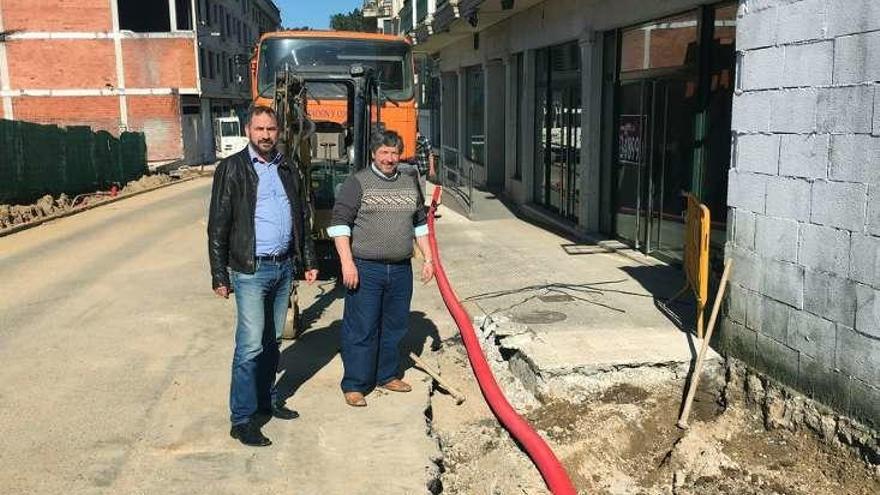 El alcalde de Salceda, Marcos Besada, en una de las obras. // J. V.