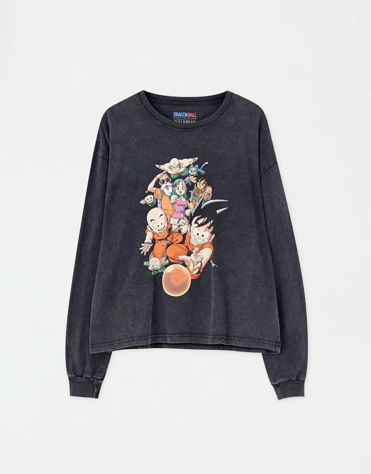 Camiseta de manga larga de Dragon Ball de Pull&amp;Bear. (Precio: 17,99 euros)