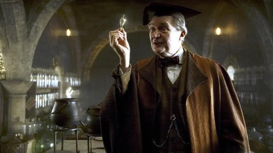 Jim Broadbent ataviado como mago en &#039;Harry Potter&#039;.