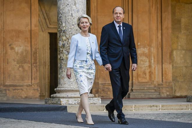 La presidenta de la Comisión Europea, Ursula von der Leyen, y su marido, Heiko, en la cumbre de Granada