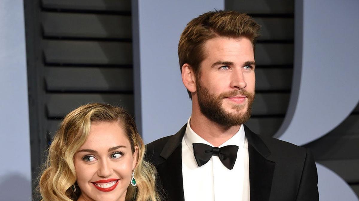 Miley Cyrus y Liam Hemsworth en la fiesta de Vanity Fair tras los Oscar 2018